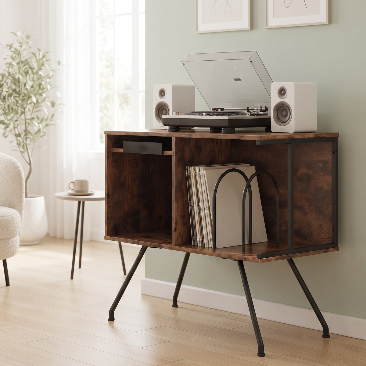 Meuble vinyle bois et métal dans un bureau au mur vert sauge, à côté d'un fauteuil
