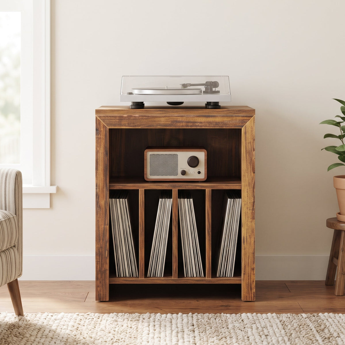 Meuble platine vinyle effet bois rustique dans un salon clair, platine sur le plateau, ampli dans la niche et vinyles rangés