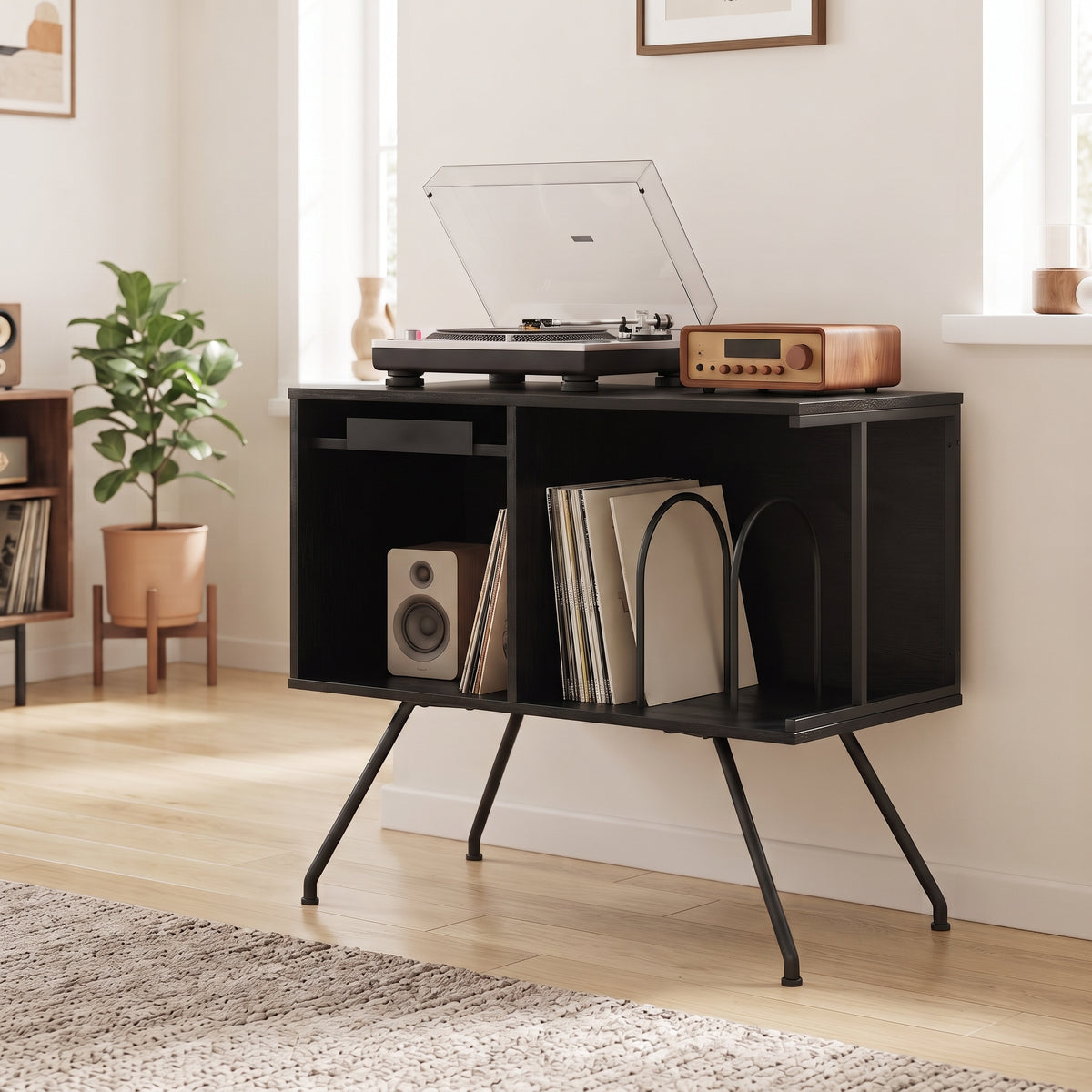Meuble platine vinyle industriel noir dans un salon lumineux, avec platine et vinyles rangés