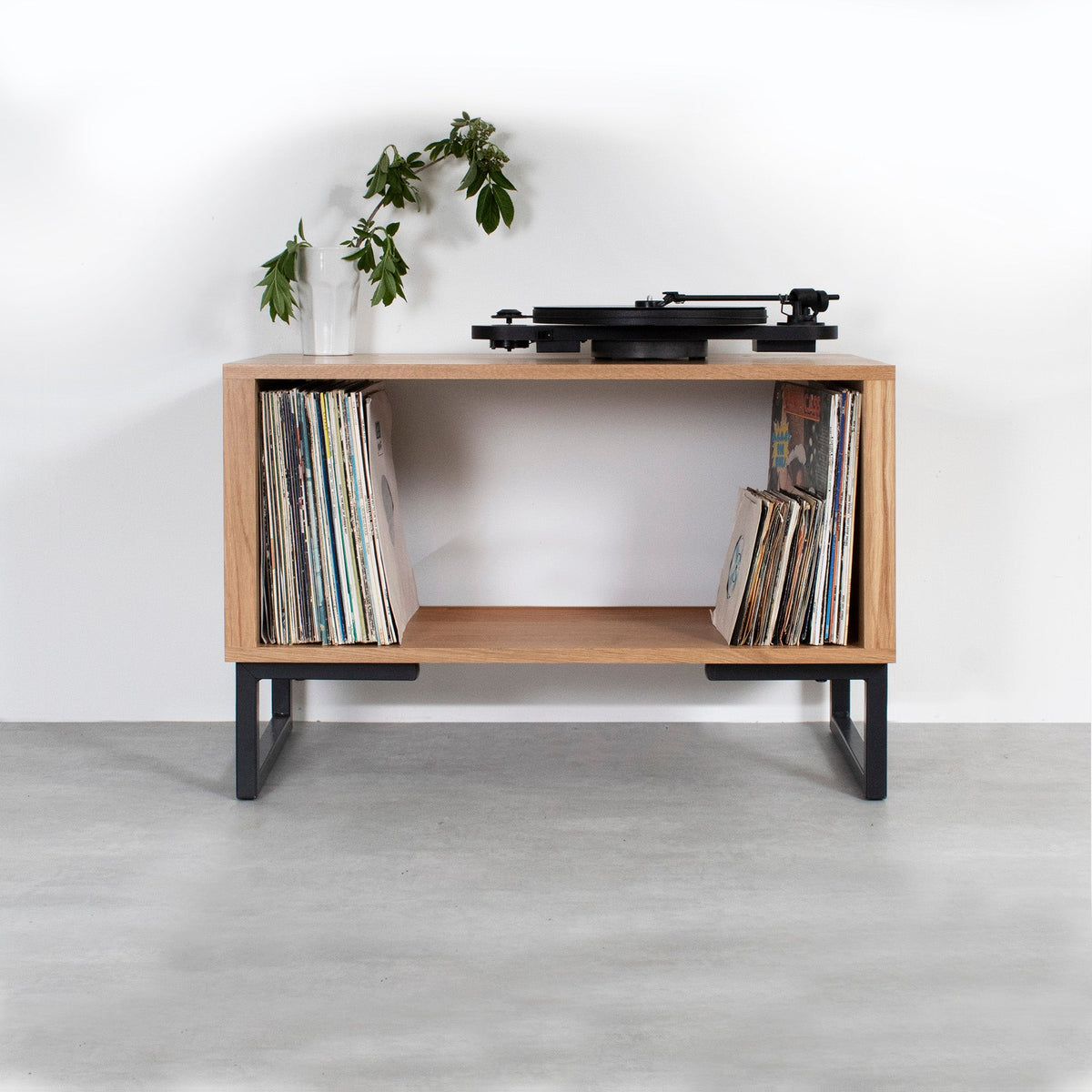 Meuble vinyles Stanton — bois massif, pieds carrés
