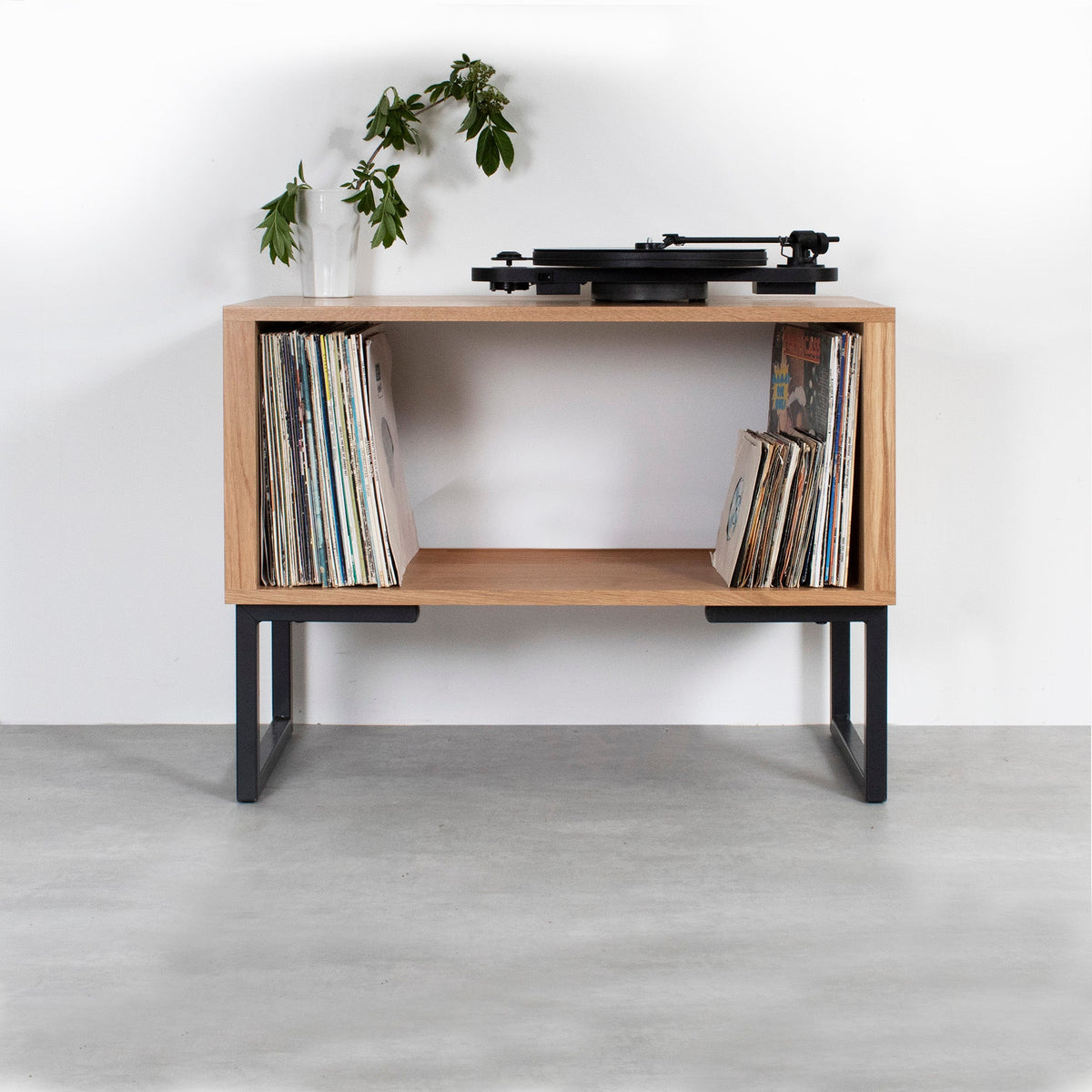 Meuble vinyles Stanton — bois massif, pieds carrés