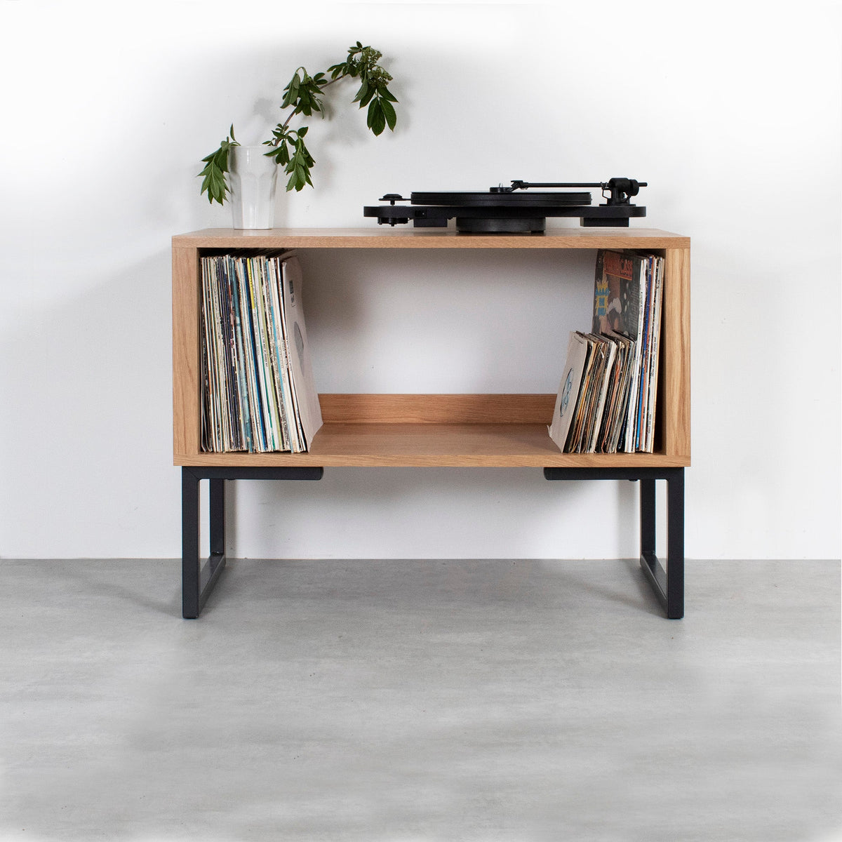 Meuble vinyles Stanton — bois massif, pieds carrés