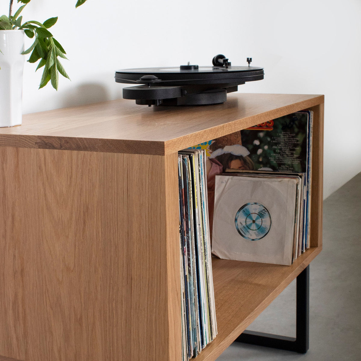 Meuble vinyles Stanton — bois massif, pieds carrés