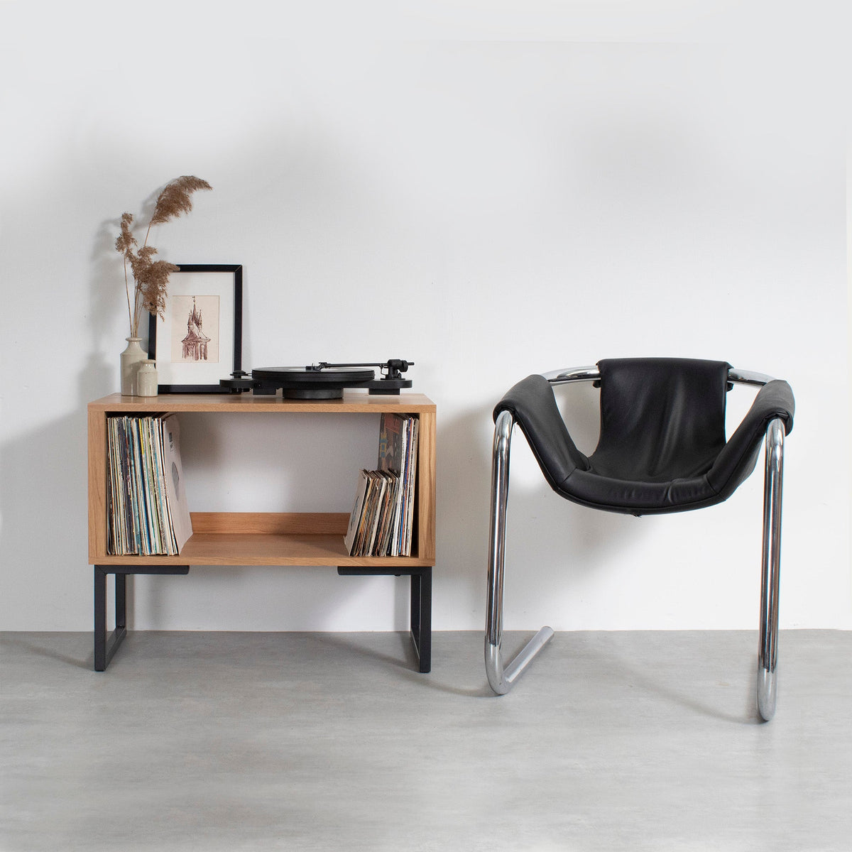 Meuble vinyles Stanton — bois massif, pieds carrés