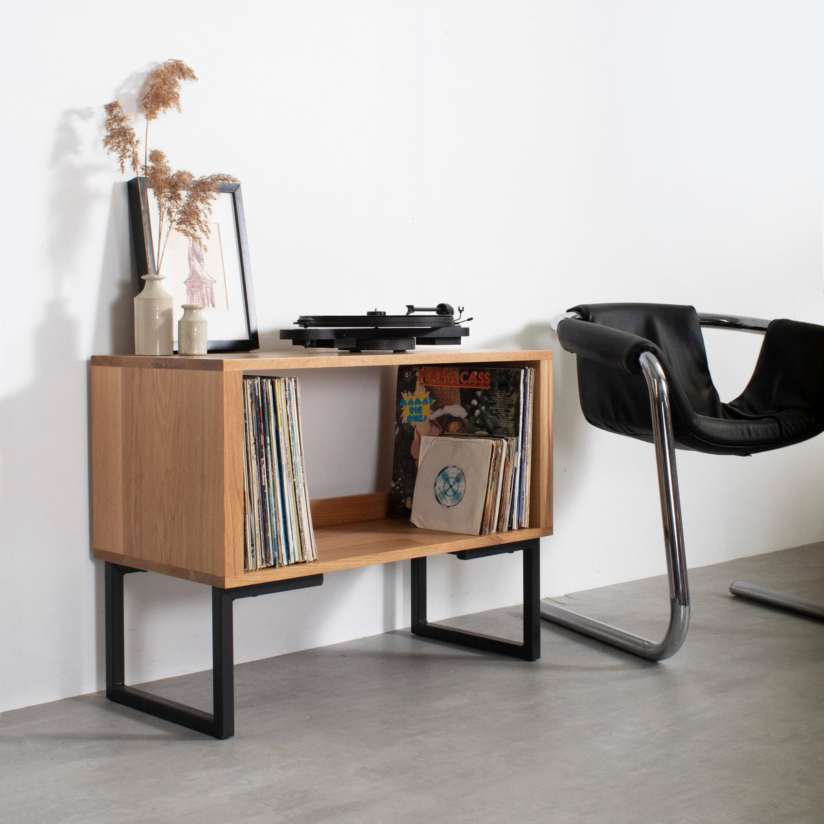 Meuble vinyles Stanton — bois massif, pieds carrés